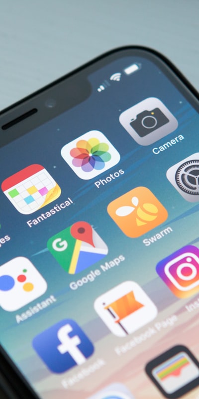 斗球App在iPhone灵动岛设备上的界面展示，比分信息集成在灵动岛区域