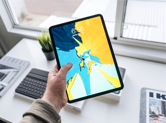 斗球App在iPad上使用台前调度功能分屏显示，同时操作多个应用